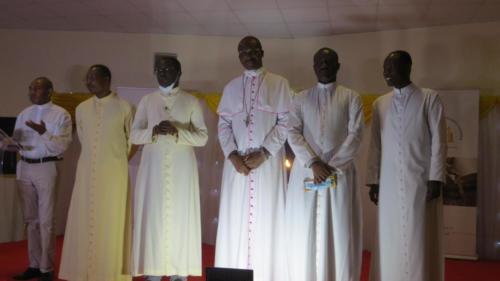 L'évêque et les Pères de l'équipe de direction Cérémonie académique